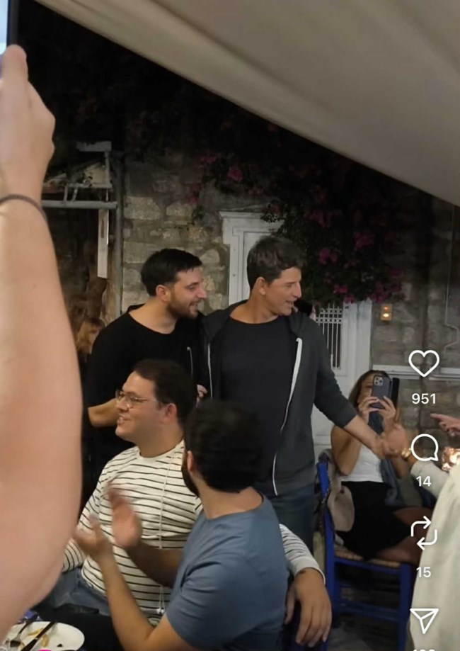 Ο Σάκης Ρουβάς σε παραδοσιακή ταβέρνα στην Ύδρα