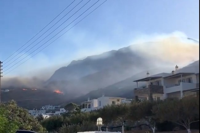 Σε εξέλιξη μεγάλη φωτιά στη Σέριφο - Εστάλη 112 - Εκκενώνονται έξι περιοχές [βίντεο]
