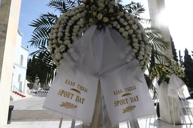 Συγκίνηση στην κηδεία του δημοσιογράφου Γιάννη Διακογιάννη στο Α' Νεκροταφείο [εικόνες]