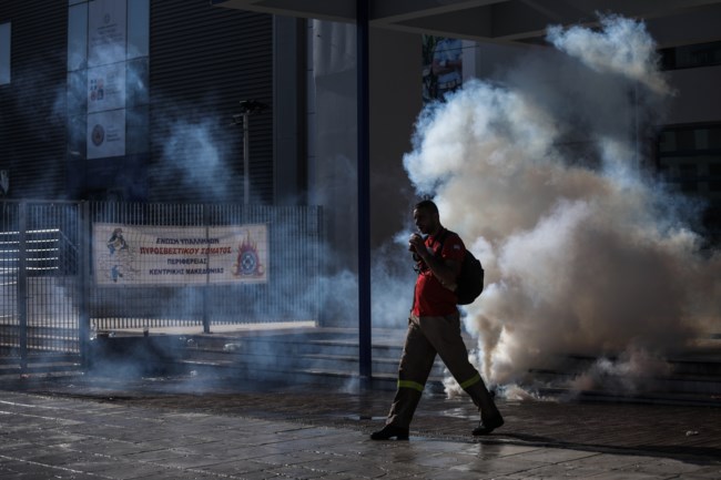 Ενταση και επεισόδια μεταξύ πυροσβεστών και αστυνομικών στο Μαρούσι: Κυκλοφοριακό χάος