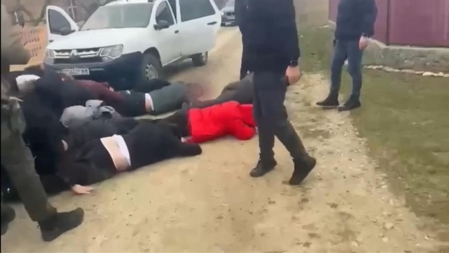 Ουκρανοί που αρνούνται να πολεμήσουν ξυλοκοπούνται από τον στρατό - Πώς διακινητής τούς βγάζει από τη χώρα με 6.000$