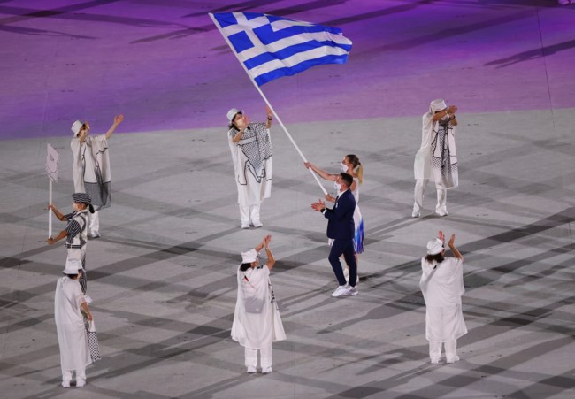 Ολυμπιακοί Αγώνες: Πετρούνιας και Κορακάκη μπήκαν πρώτοι στο Στάδιο με την Ελληνική σημαία [Εικόνες]