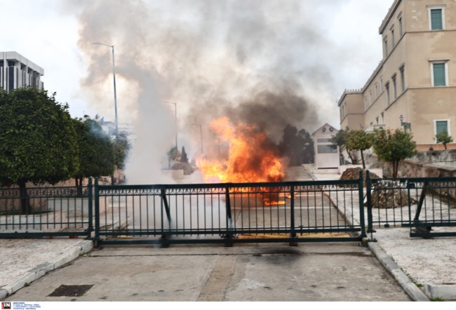 Μολότοφ στη Βουλή
