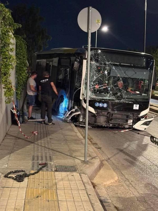 Θρίλερ με "ακυβέρνητο" λεωφορείο στη λεωφόρο Βουλιαγμένης: Ξήλωσε κολώνες και πινακίδες [εικόνες - βίντεο]