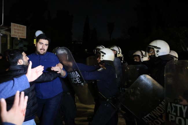 Φοιτητές έφτασαν έξω από το Μέγαρο Μαξίμου και άνοιξαν πανό - Ένταση και σπρωξίματα από τους αστυνομικούς [Βίντεο]