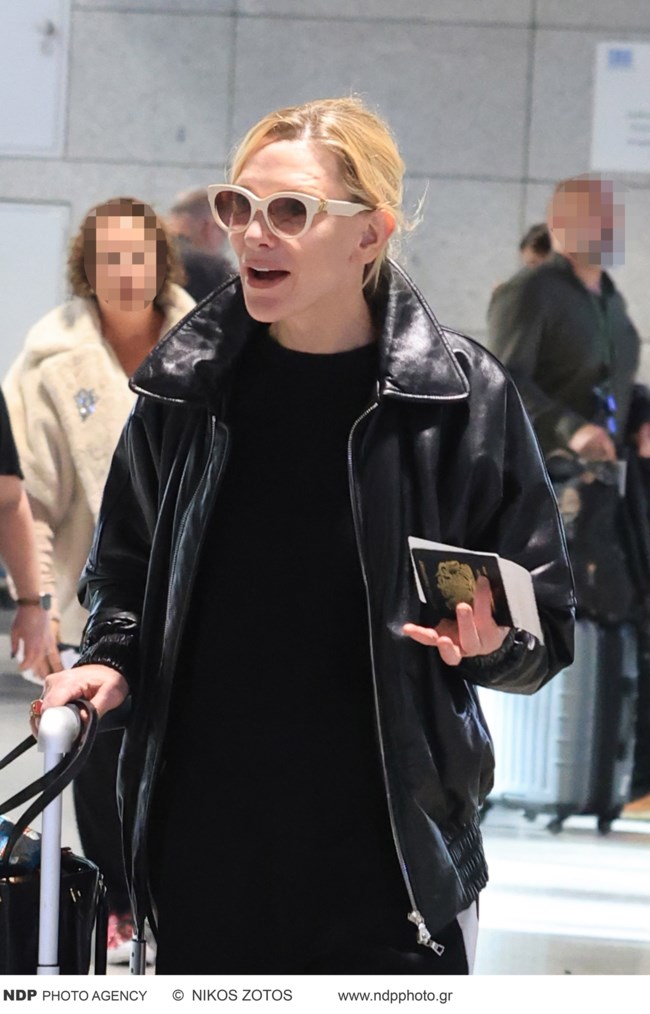 Η Κέιτ Μπλάνσετ casual και πολύ εντυπωσιακή στο αεροδρόμιο "Ελευθέριος Βενιζέλος"