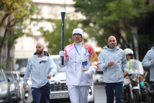 Η Κίμπερλι Γκιλφόϊλ λαμπαδηδρόμος: Ετρεξε με τη Φλόγα από την Ακρόπολη στο Καλλιμάρμαρο [βίντεο]