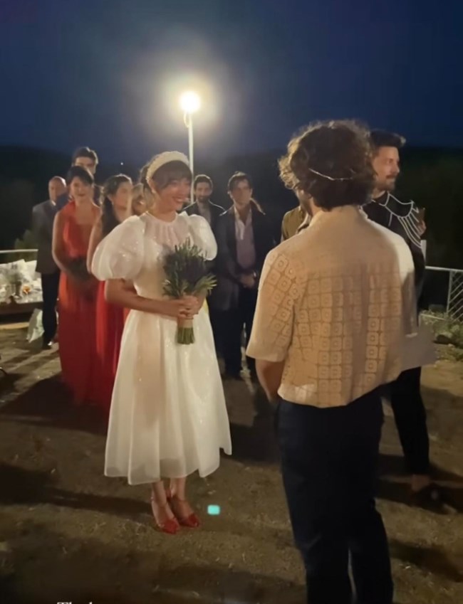 Γάμος Τζωρτζίνας Λιώση: Διαφορετική νύφη με λευκό μίντι φόρεμα, πέρλες, λεβάντες και κόκκινες γόβες