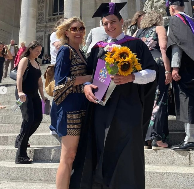 Νατάσα Ράγιου: Περήφανη μαμά στην τελετή αποφοίτησης του γιου της στην Αγγλία - Οι τρυφερές στιγμές