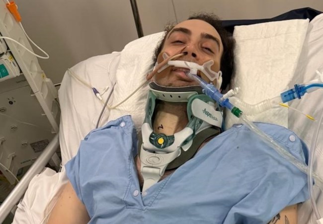 Ελληνας που πήγε διακοπές στην Αυστραλία κινδυνεύει να μείνει ανάπηρος- Η ομογένεια μάζεψε χρήματα