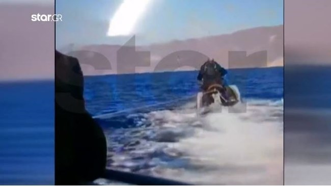 Διακινητής τραβάει με τζετ σκι το φουσκωτό με τους μετανάστες στο στενό της Μυκάλης