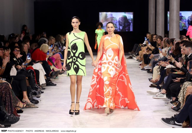 Κλειώ Ρόμπερτς: Η εντυπωσιακή κόρη της Ναταλίας Δραγούμη στην πασαρέλα με τη μαμά της