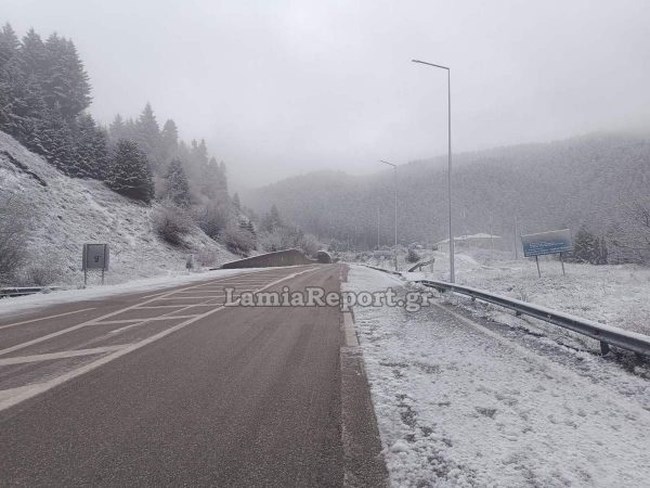 Στα "λευκά" Φθιώτιδα και Ευρυτανία - Πού το έστρωσε για τα καλά και χρειάζονται αλυσίδες οι οδηγοί [εικόνες -βίντεο]