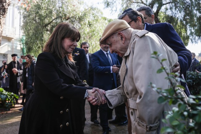Η Σακελλαροπούλου κατέθεσε στεφάνι στο Μνημείο Ολοκαυτώματος στο Θησείο - Μαζί με έναν από τους τελευταίους επιζώντες