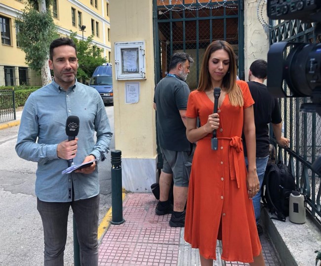 Τα δίδυμα που ξετρέλαναν τον Τομ Χανκς: Η συνάντηση στην Αντίπαρο με τα μωρά γνωστών δημοσιογράφων