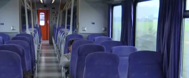 Intercity: Βλάβη στην πόρτα και καθυστέρηση μισής ώρας - Μόλις τρεις επιβάτες στο πρώτο βαγόνι... [Εικόνες]