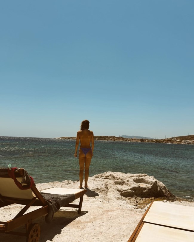 Γιόγκα με μαγιό στο φως του φεγγαριού κάνει η Κλέλια Ανδριολάτου στην Κίμωλο [εικόνες - βίντεο]