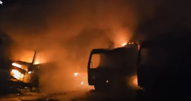 Ηράκλειο: Στις φλόγες οκτώ απορριμματοφόρα του δήμου Μαλεβιζίου [εικόνες - βίντεο]