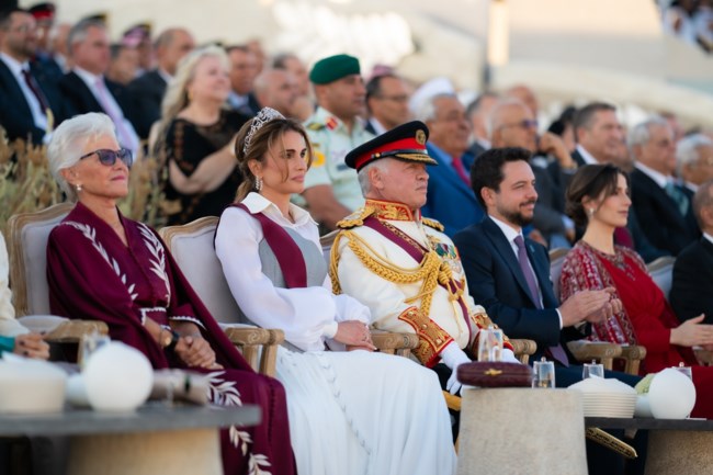 Η νύφη επισκίασε την πεθερά: Το look της βασίλισσας Ράνιας με μάξι φόρεμα και μπούστο - πανοπλία και το cape dress της εγκυμονούσας