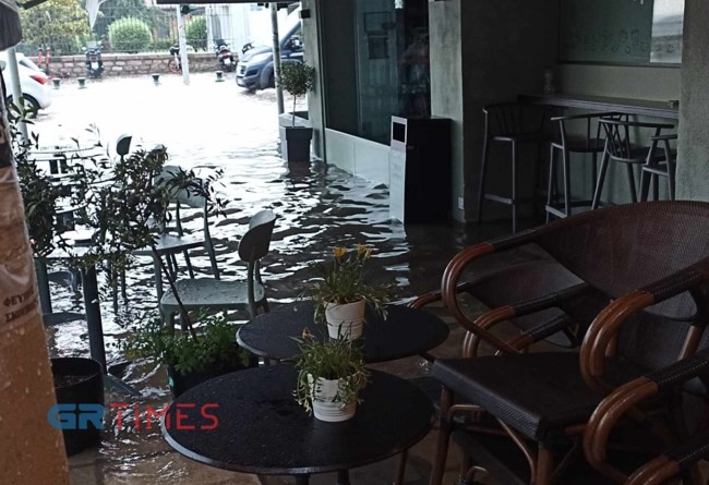 Σφοδρή καταιγίδα και χαλαζόπτωση χτύπησε τη Θεσσαλονίκη - Ποτάμια οι δρόμοι στο κέντρο της πόλης [Εικόνες - Βίντεο]
