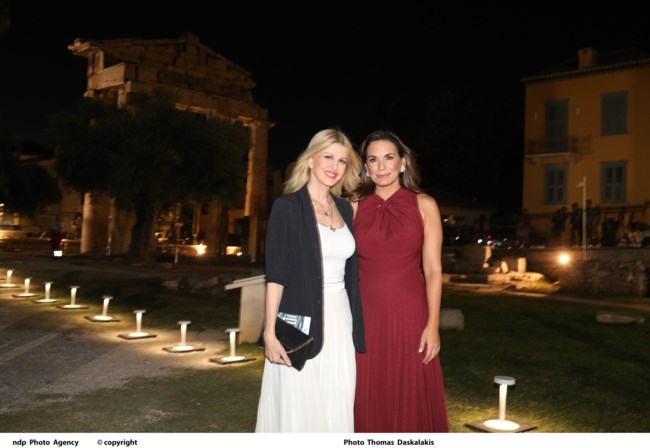 Έλενα Ράπτη: Με κλασικό και κομψό σύνολο στην εκδήλωση ""Μνήμη και Φως" στη Ρωμαϊκή Αγορά