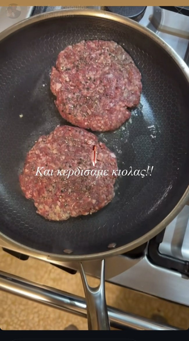 Πέτρος Κωστόπουλος: Ανοίγει την κουζίνα του διαμερίσματός του