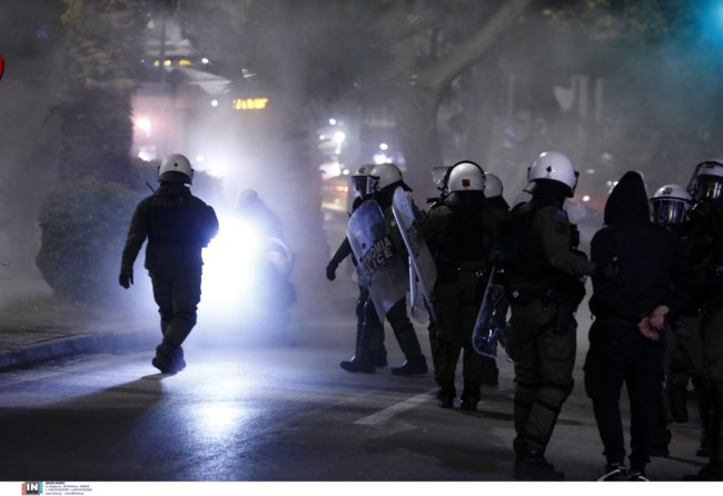 Επεισόδια με μολότοφ έξω από την ισραηλινή πρεσβεία στην Αθήνα: Δακρυγόνα και κρότου λάμψης από τα ΜΑΤ [εικόνες - βίντεο]