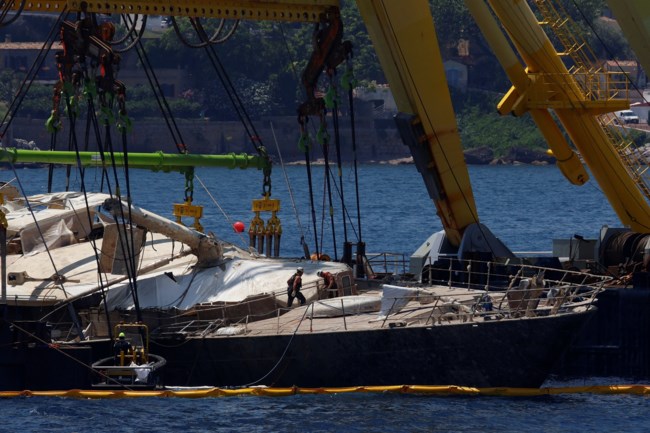 Σικελία: Εντυπωσιακές εικόνες από την ανάσυρση του υπερπολυτελούς Bayesian του μεγιστάνα Λιντς 10 μήνες μετά το ναυάγιο