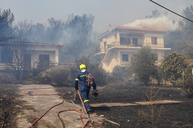 Φωτιά στη Λέσβο: Νύχτα αγωνίας στα Βατερά με τρία πύρινα μέτωπα - Το Λιμενικό απεγκλώβισε εννέα άτομα [Εικόνες]