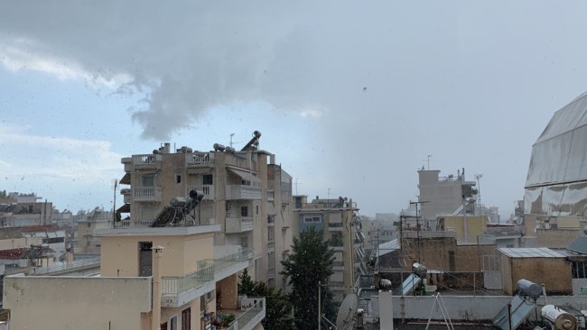 Ανοιξαν οι ουρανοί: Kαταιγίδα στην Αττική με κεραυνούς- Μαύρισε ο ουρανός [βίντεο]
