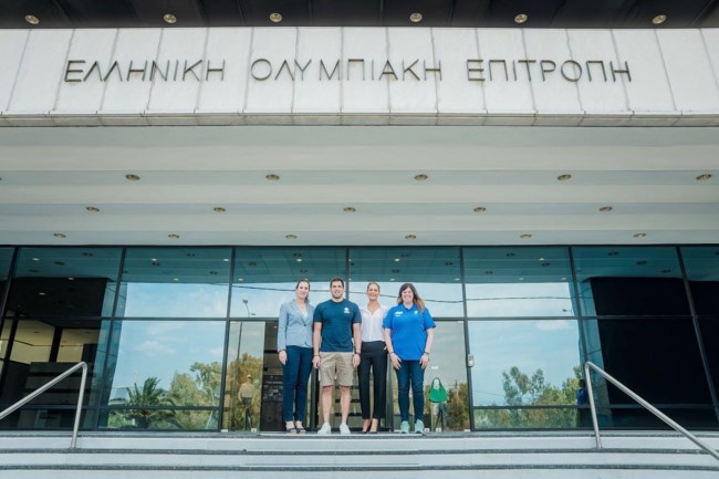 Τατιάνα Μπλάτνικ: Αβίαστα κομψή με λευκό πουκάμισο, παντελόνι και ψηλές γόβες και η μοναδική στιλιστική υπερβολή της