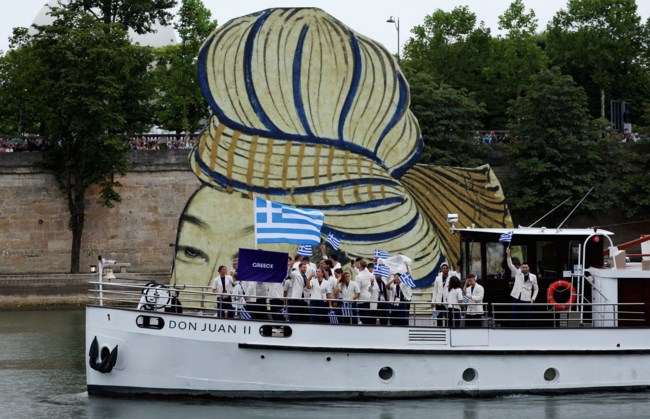 Ολυμπιακοί Αγώνες 2024: Λαμπερή η ελληνική αποστολή διέσχισε πρώτη τον Σηκουάνα - Περήφανα Γιάννης και Ντρισμπιώτη κράτησαν τη σημαία ψηλά