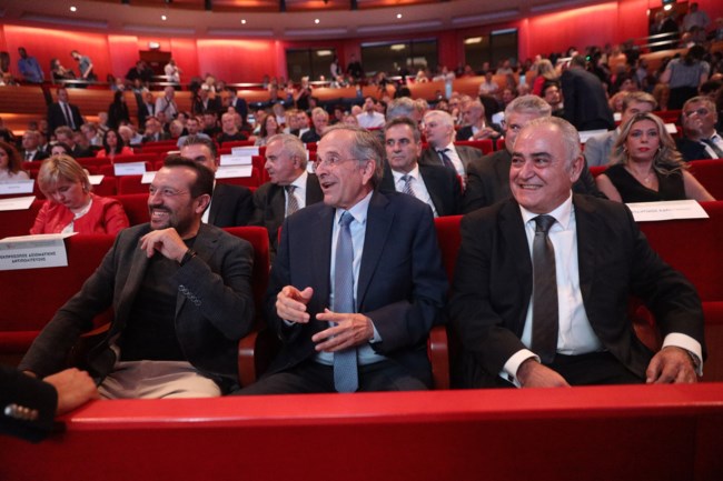 "Ξέχασε ότι θα τους πάει μέχρι τέλους": Αιχμηρά σχόλια για τη θερμή χειραψία Σαμαρά με τον Νίκο Παππά [εικόνες]