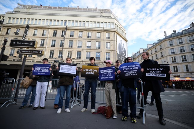 Ένταση στο Παρίσι για το πρώτο κατάστημα της Shein- Οργή για τις κούκλες "σεξουαλικά παιχνίδια"