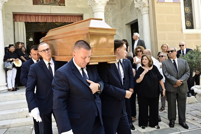 Συγκίνηση στο τελευταίο "αντίο" στον Στέφανο Μάνο - Ποιοι έδωσαν το παρών στην κηδεία του