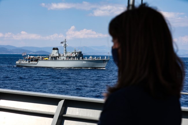 Η Σακελλαροπούλου επιθεώρησε τον Στόλο: Υπερηφάνεια και σεβασμός προς τους άνδρες και τις γυναίκες του Πολεμικού Ναυτικού