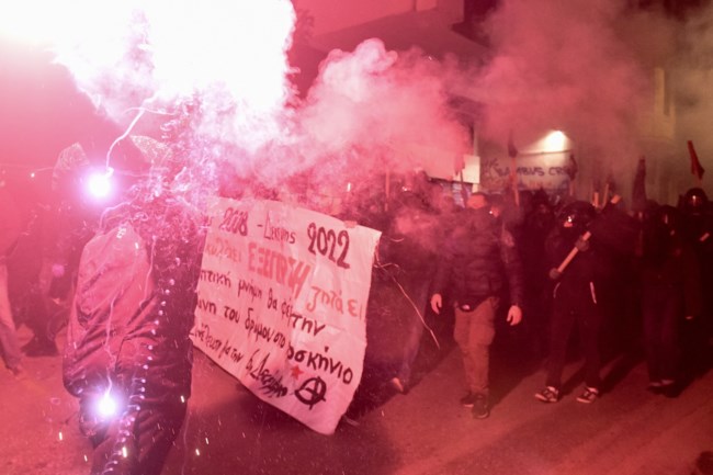Ολονύχτια επεισόδια στην επέτειο της δολοφονίας Γρηγορόπουλου: 35 προσαγωγές - Σκηνικό πολέμου σε Εξάρχεια, Θεσσαλονίκη