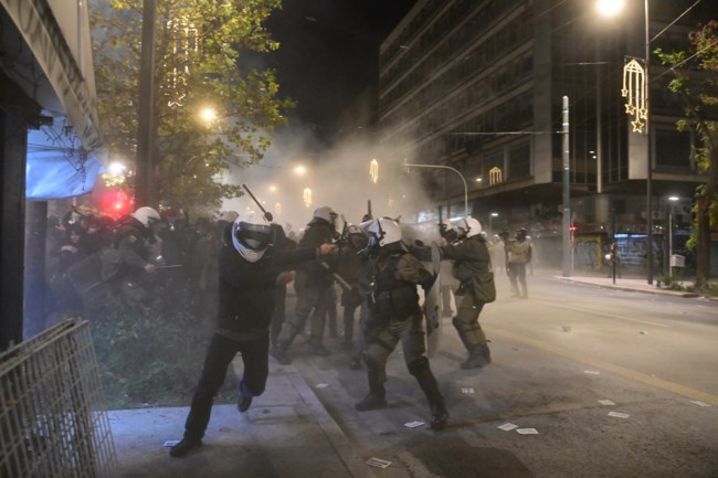 Επέτειος Γρηγορόπουλου: Επεισόδια με ξύλο και χημικά στο κέντρο της Αθήνας - Συλλήψεις και προσαγωγές