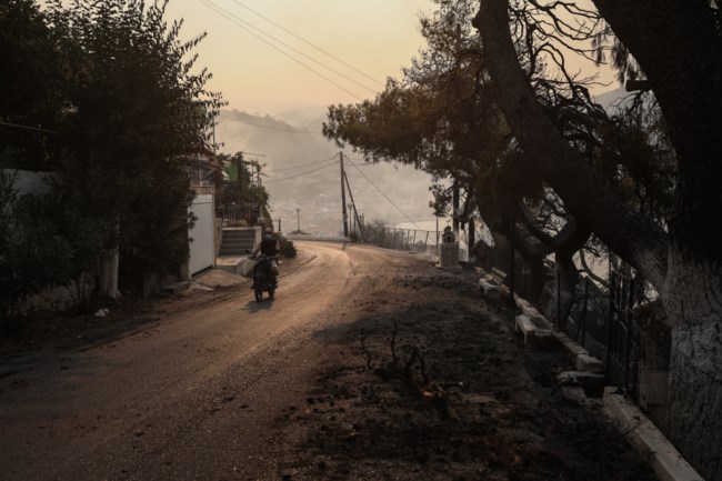 Φωτιά Εύβοια: Βελτίωση και "ανάσα" για Σπαθάρι, Καλύβια και Κάκαβο- Μάχη να μην περάσουν οι φλόγες στο Καντήλι