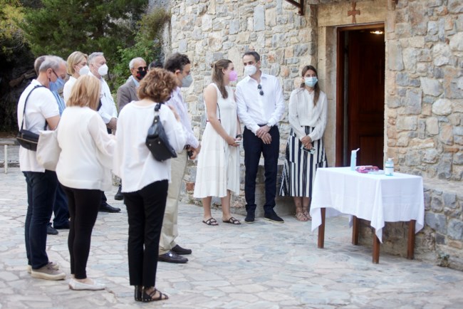 Κυριάκος Μητσοτάκης: Στα Χανιά για το μνημόσυνο του πατέρα του - Με πατερίτσα η Μαρέβα [εικόνες]