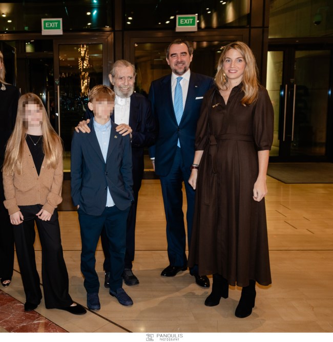 Χρυσή Βαρδινογιάννη: Με τον πατέρα της και τα παιδιά της στο Μέγαρο Μουσικής - Δίπλα της ο Νικόλαος Ντε Γκρες