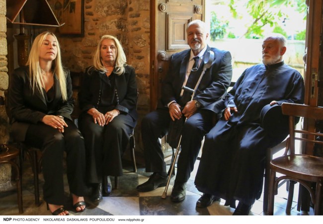Σε λαϊκό προσκύνημα η σορός του Πετρολούκα Χαλκιά στη Μητρόπολη Αθηνών [εικόνες]