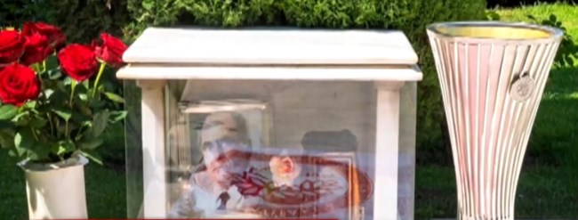 Ολυμπιακός: Ο Βαγγέλης Μαρινάκης κράτησε την υπόσχεσή του - Πήγε το ευρωπαϊκό τρόπαιο στον τάφο του πατέρα του
