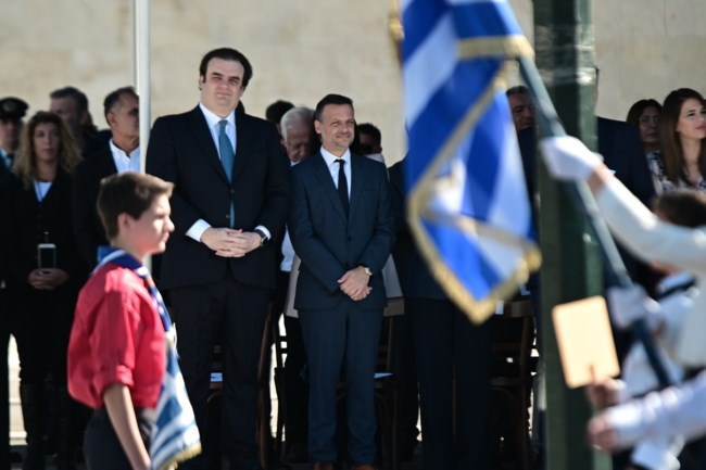 Όλγα Κεφαλογιάννη: Το γαλάζιο look της στην παρέλαση - Το κοστούμι, η ασορτί τσάντα και τα άνετα μποτάκια της