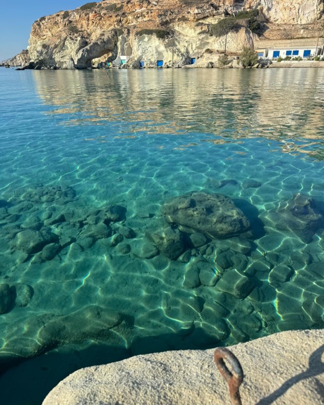 Αψεγάδιαστη με στράπλες μπικίνι η Τζένη Μπαλατσινού: Οι φωτογραφίες στην πανέμορφη Κίμωλο