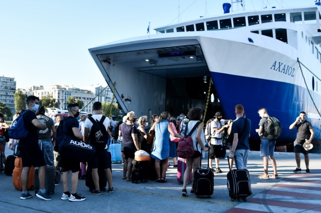 Limani_Peiraias_taksidiwtes_04082020