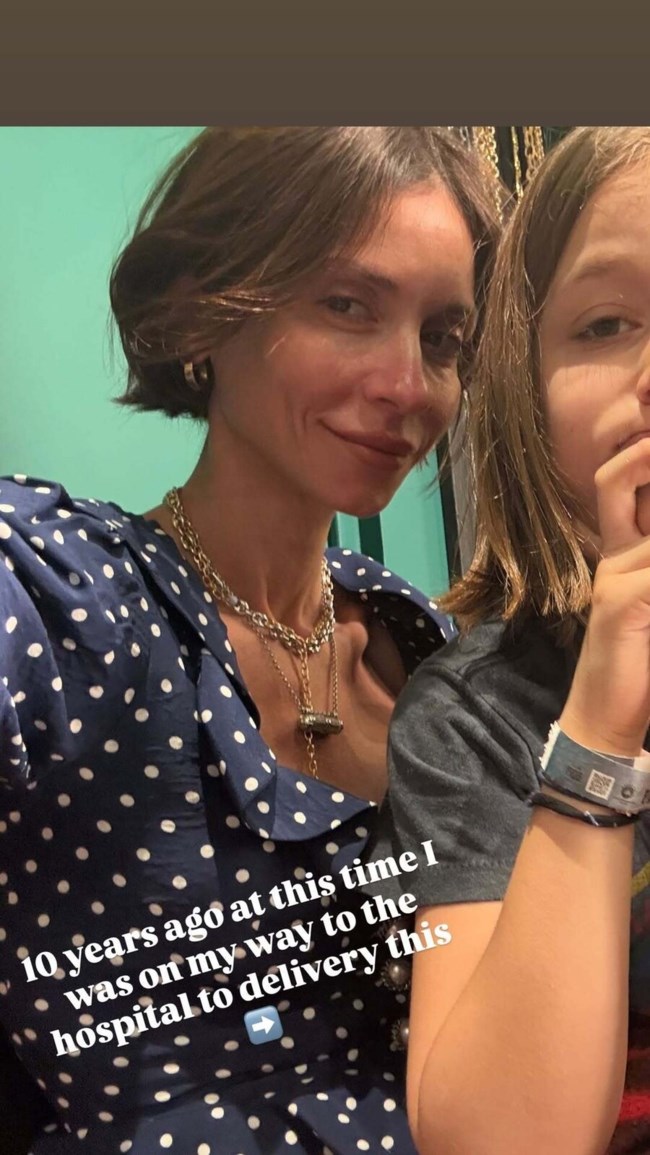 Μαγικά γενέθλια για τον γιο της Σοφία Καρβέλα: Η... γιαγιά Άννα Βίσση τού τραγούδησε γονατιστή επί σκηνής [βίντεο]