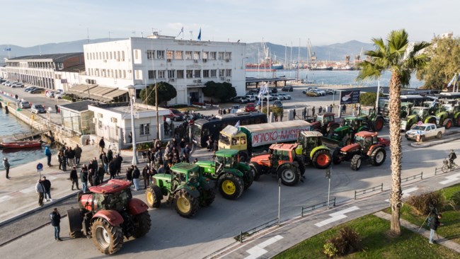 Αποκλεισμένο από στεριά και... θάλασσα το λιμάνι του Βόλου - Παρέλαση από τρακτέρ και κλούβες [εικόνες - βίντεο]