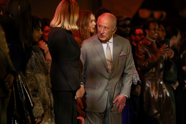 Μετά τον σάλο για τη σύλληψη του Αντριου, ο βασιλιάς Κάρολος πήγε σε επίδειξη μόδας σαν να μην τρέχει τίποτα