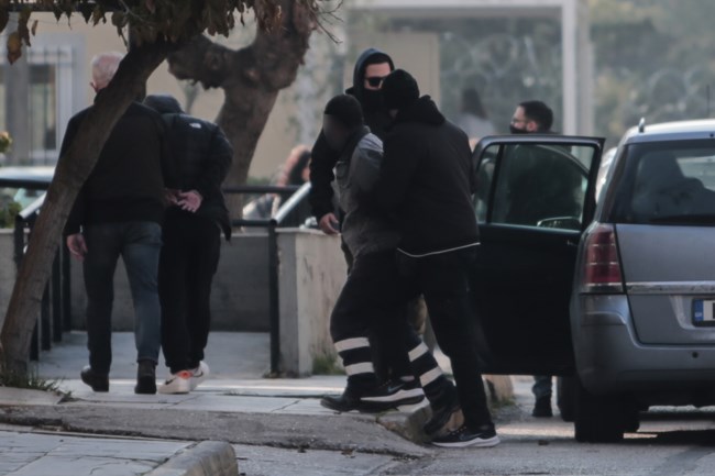 Κολωνός: Στην Ανακρίτρια οι 5 συλληφθέντες για τους βιασμούς της 12χρονης - Ο Μίχος έκλεινε τα ραντεβού